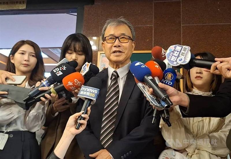 Education Minister Cheng Ying-yao (center) speaks to reporters at the Legislature in April 2025. CNA file photo