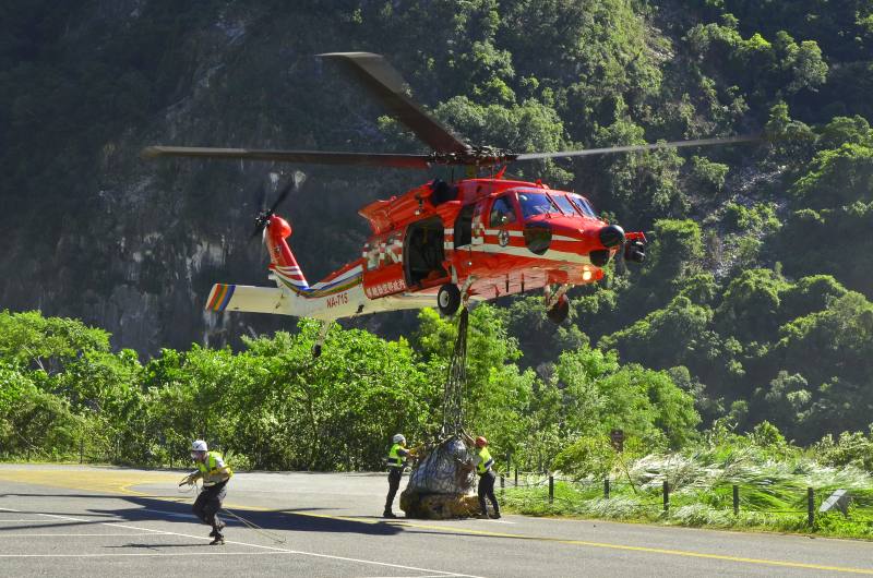 空勤總隊直升機吊掛募集怪手上山，為復建工作添利器