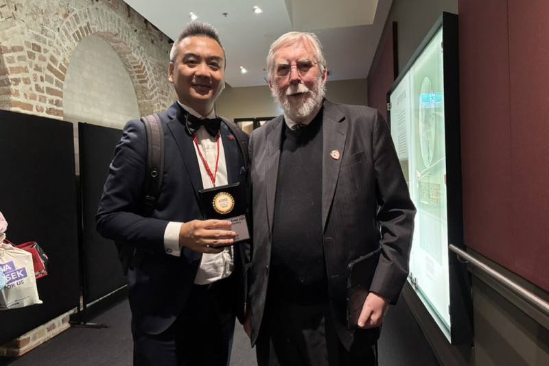 台南市東區裕文國小管樂團參加澳洲第63屆澳洲學校管弦樂節，獲「金賞獎」肯定，樂團指揮老師許家銘（左）代表領取。（裕文國小提供）