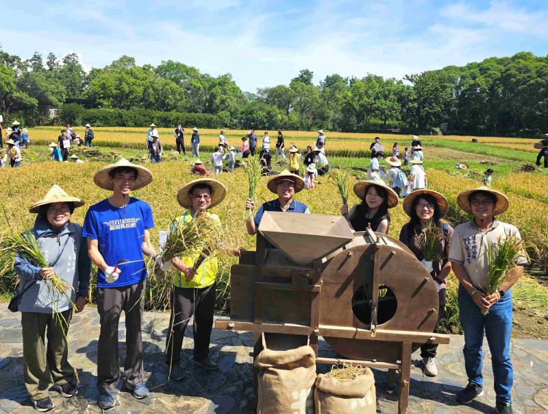 參與貴賓於風穀機前合影