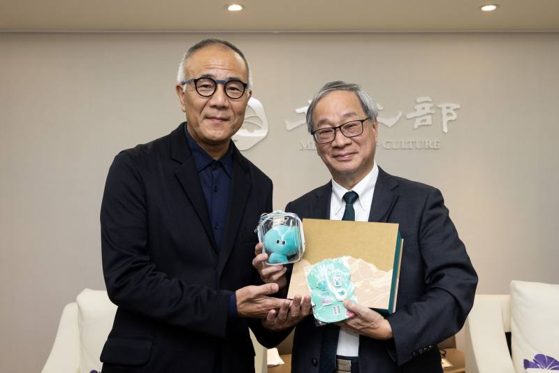 「雙小野」再度會面，文化部長李遠（右）贈送8月即將登場的「臺灣文化in大阪．關西世博」吉祥物「a-We」痛包及徽章等文宣品予橫濱市藝術文化振興財團業務執行理事小野晉司（左）。