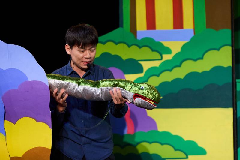 雷音劇坊陳建霖團長以《青暝的龍蛇無青瞑》，帶孩子輕鬆認識臺南鄉土的水文傳說。