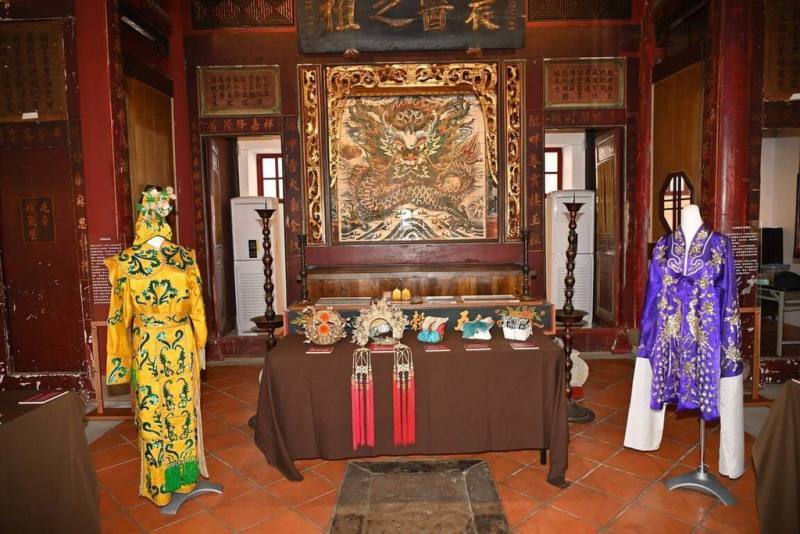 宜蘭縣政府辦理歌仔戲文物普查，23日在五穀廟舉辦成果發表會，現場展出2件有50年歷史，已列冊追蹤戲服，分別為劇團李阿貴老師製作的「黃地綠紋花草亮片武甲」（左）及林桂芳老師製作的「紫地亮片孔雀花紋老旦帔」（右）。（宜蘭縣政府提供）