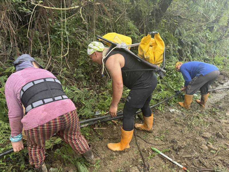 機具無法到達的步道修復工作，則全以人力手做步道修復方式，由在地最熟悉環境的部落族人親手完成