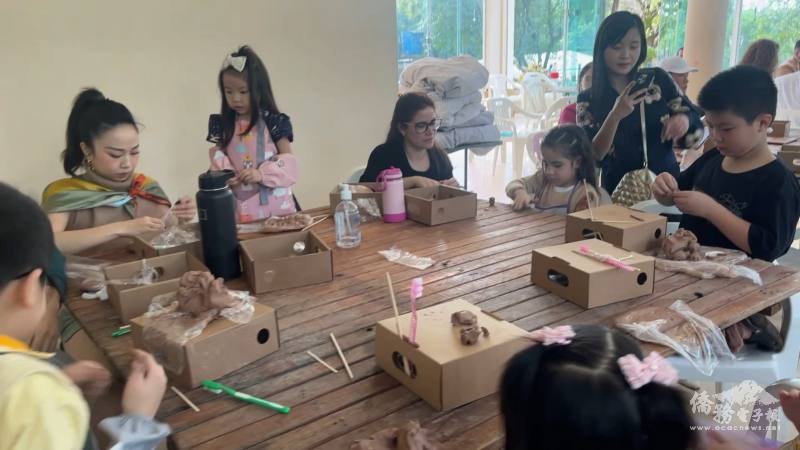 家長與孩子透過陶土瞭解彼此之間的想法