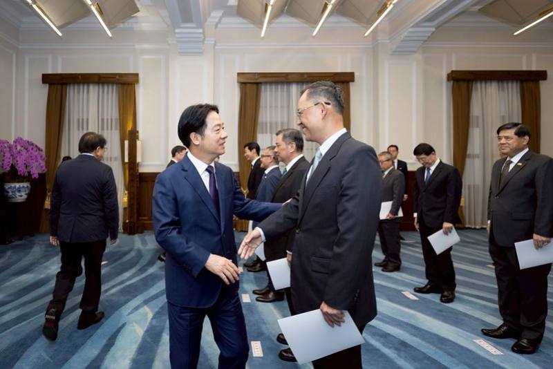 總統逐一向宣誓人致意