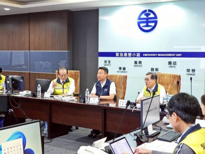 台鐵即日起調整票價，交通部長陳世凱（後中）23日上午前往台鐵應變小組視察，確認全系統營運順暢無虞，同時亦提醒台鐵持續加強旅客溝通。（台鐵提供）