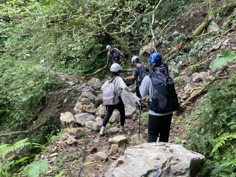 傳統部落無車道對外聯通，需仰賴步道步行進出部落