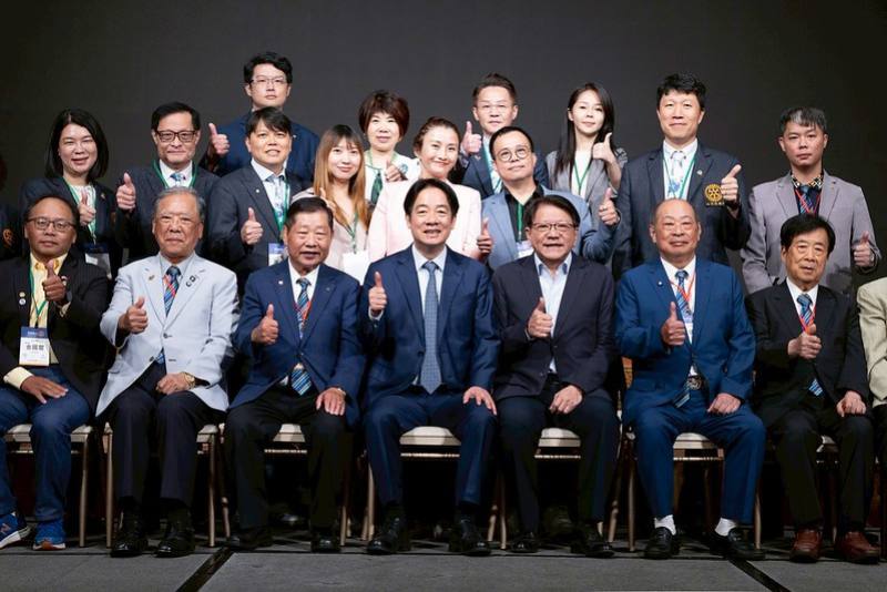 總統和出席人員合影