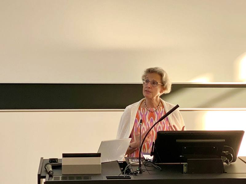 德勒斯登工業大學校長史多丁格（Ursula Staudinger）在一場校內舉辦的活動中，向學生介紹與台積電合作推動的半導體人才赴台實習計畫。