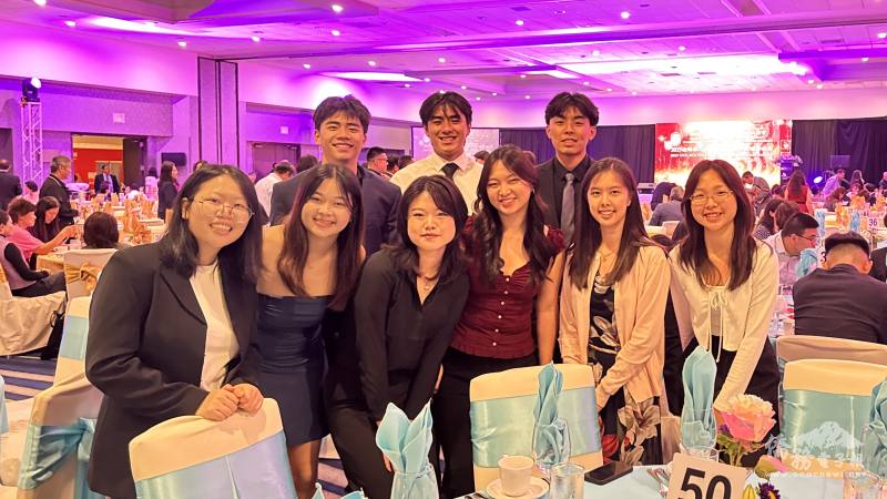 獲頒橙縣華人商會獎學金的大學生