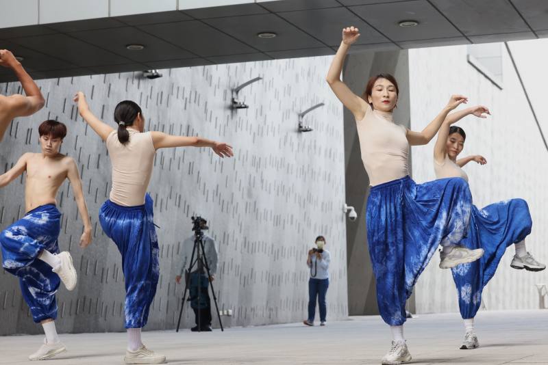 君舞蹈劇場《痕跡》源自於編舞家謝宜君探索自身族群文化的過程中，憶起成長中深深烙印的記憶。