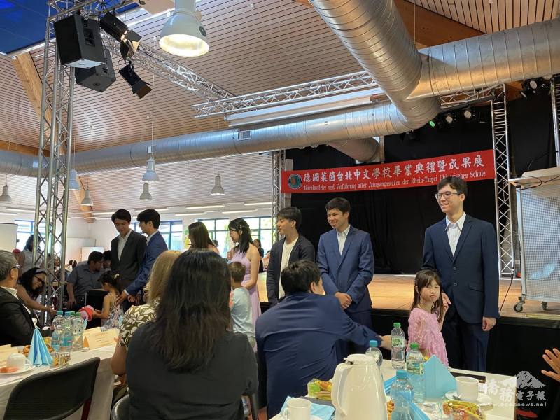 萊茵臺北中文學校第九屆畢業班學生快樂畢業迎向新階段