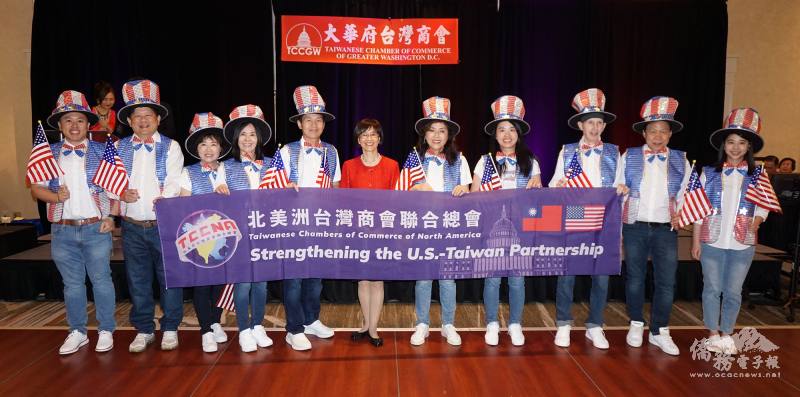 白越珠與共同輔助她執掌新一屆北美臺商聯合總會的華府兄弟姊妹們合影