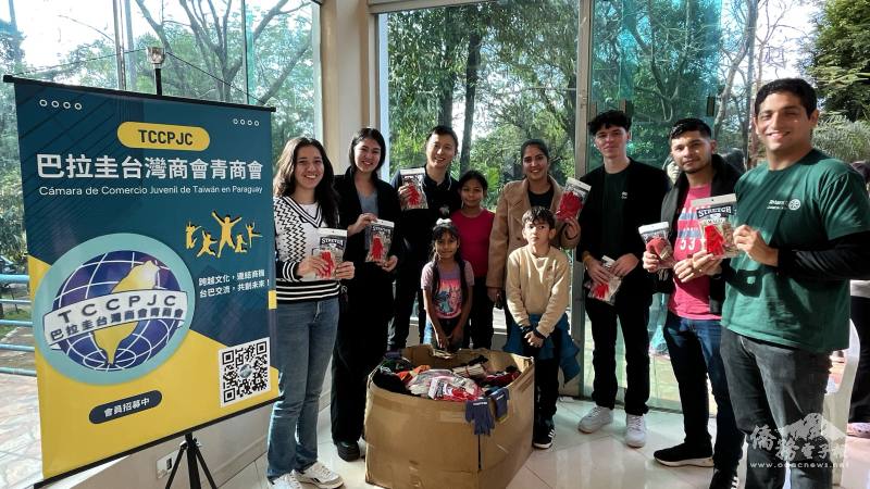 蔡鎮光(左3)與東方市扶青社(Rotaract Club Ciudad del Este)社長卡塞雷斯(Gessica Cáceres，右4)與扶青社幹部共同募集手套