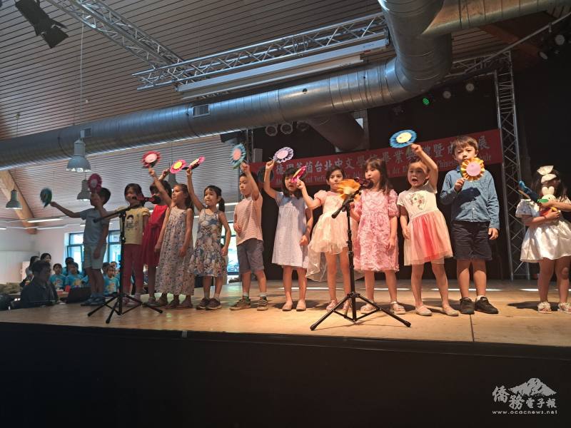 幼二班表演〈好笑歌〉的可愛模樣讓家長們都很興奮雀躍