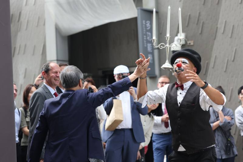 FOCASA馬戲團《愛情烏托邦》描述放蕩不羈的小丑遊戲人間，文化部長李遠（藍衣者）與小丑一來一往擊掌互動，逗樂全場。