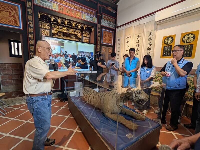 為緬懷前金防部司令胡璉對金門建設與防衛貢獻，胡璉文化藝術基金會22日在金湖鎮塔后舉行胡璉學堂開幕式，學堂內也展出其相關文物，包括胡璉駐越南大使時期僑領贈送的老虎標本等。