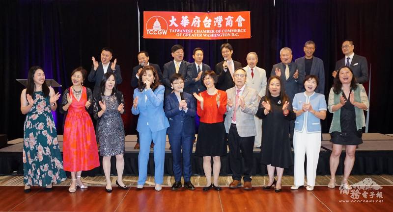 大華府臺商會會長、理監事等共同合唱會歌〈愛拼才會贏〉