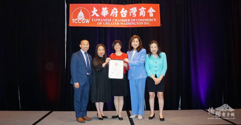 馬州州務卿李鳳遷與州參議員林力圖代表州政府向白越珠、李海雯、李治瑞頒贈賀狀