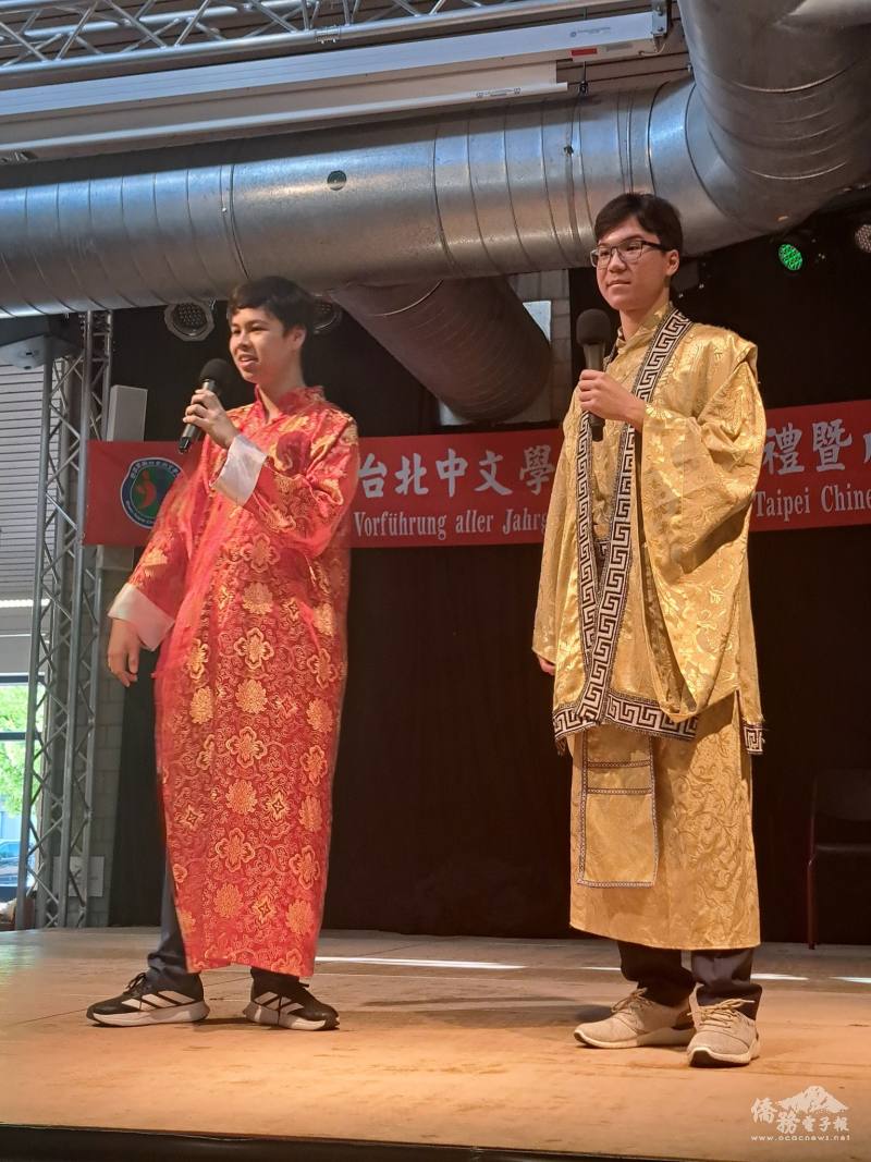 畢業班學生表演逗趣的相聲