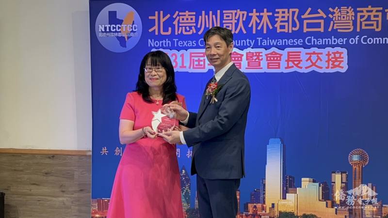 會長交接典禮 ，新任會長李薔(左)、滿任會長吳信賢(右)