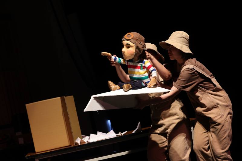 斜槓青年創作體《你欲泅去佗位？》嘗試以輕盈、詩意的方式談死亡之重、以及如何能在社會齒輪下保有「做夢」的能力。