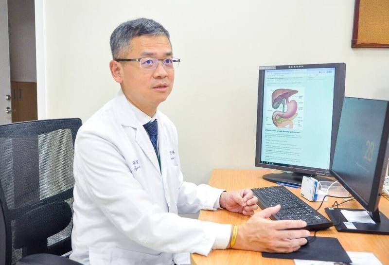 台北市立萬芳醫院消化內科主任張智翔（圖）表示，患有高血壓與糖尿病的近7旬男子，因右上腹疼痛及高燒送醫，雖經治療，但1個月後再度出現腹痛、黃疸，反覆高燒及畏寒等症狀，診斷確認膽結石導致膽管阻塞，引發肝囊腫2度感染，在接受內視鏡取石與膿腫抽吸治療後，病況逐漸穩定。（萬芳醫院提供）