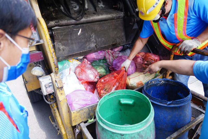 彰化縣環境保護局為提升垃圾分類成效，減少破袋檢查與收運延誤，推動使用可透視垃圾袋政策，員林市將從7月1日起宣導試辦。（員林市清潔隊提供）