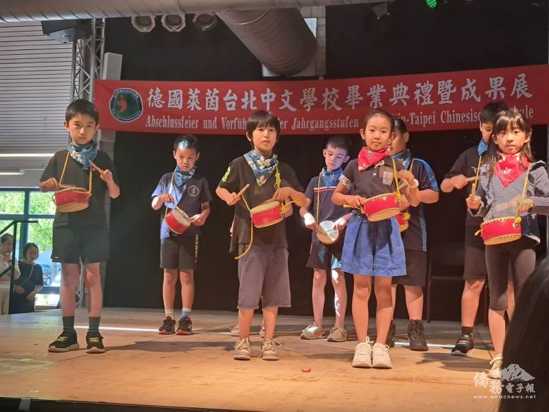 各年級學生上臺演出培養勇氣是中文學校歷年來的努力與展現美好成果