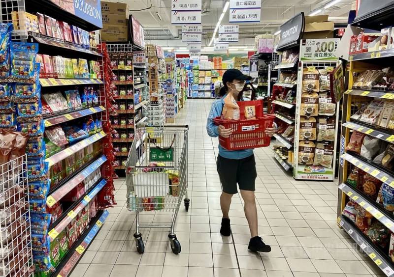 行政院表示，副院長鄭麗君已邀集「穩定物價小組」相關部會研商，密切關注油價、民生物價變動。圖為民眾在高雄市鳳山區一家大賣場選購商品。（中央社檔案照片）