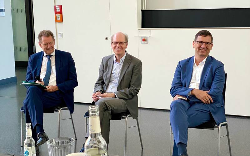 薩克森邦積極推動半導體產官學合作。圖為2024年9月台積電德國廠、歐洲半導體製造公司（ESMC）總裁克伊區（右）與薩克森邦前財長、邦政府台積電專案負責人迪里希（左）在德勒斯登工業大學一場面向學生的座談。