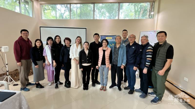 駐東方市總領事陳慧芬(右5)與東方市僑領代表共同出席體驗活動內容