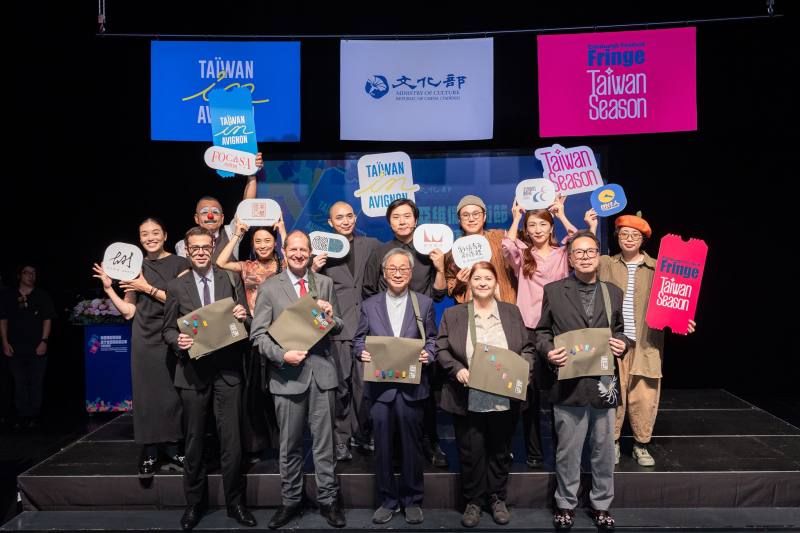 法國在台協會主任龍燁（Franck Paris，前排左起）、歐洲經貿辦事處長谷力哲（Lutz Güllner）、文化部長李遠、英國文化協會處長蘇珊（Susan Milner）、文化部文化交流司長紀東陽，祝福法國「外亞維儂藝術節」及英國「愛丁堡藝穗節」參演團隊演出順利、凱旋歸來。