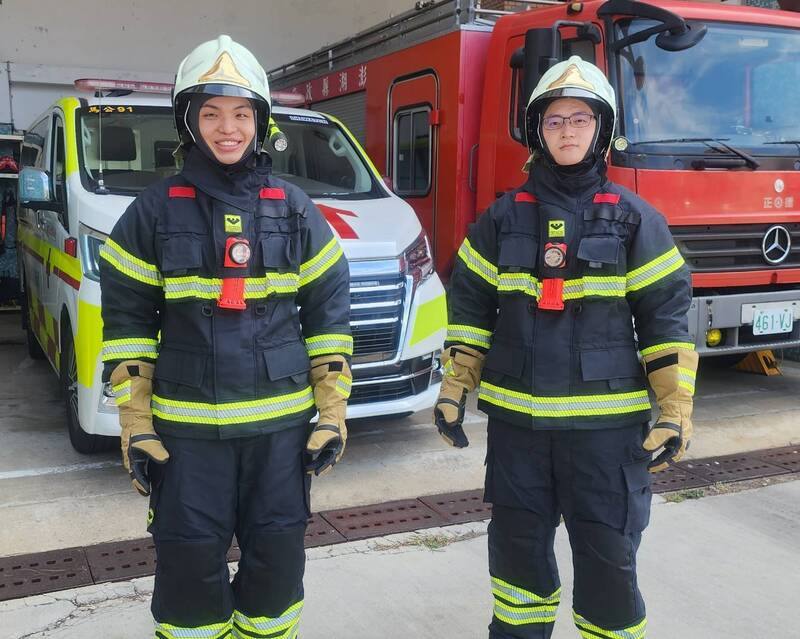 國際獅子會300E-2區捐贈澎湖縣消防局10組全套消防衣褲，23日上午舉行捐贈儀式，同仁試穿裝備。