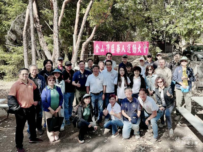 華人運動大會主任委員陳立功與執行顧問呂玉貞和選手合影