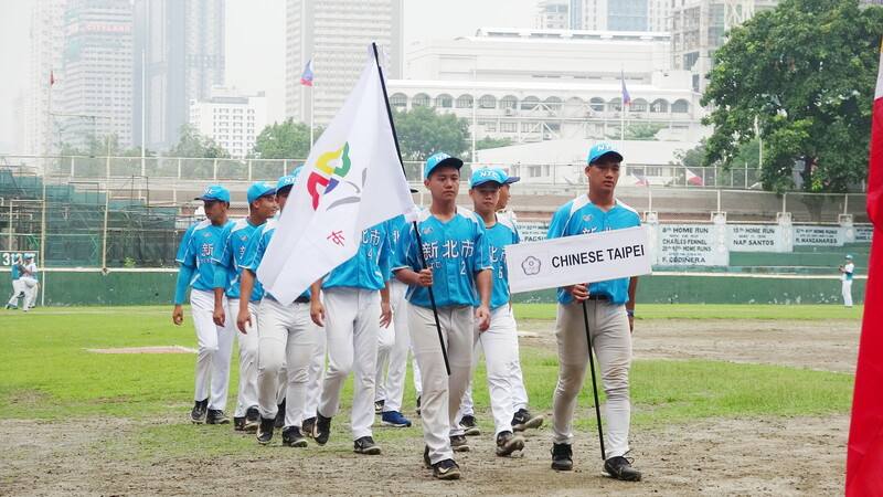 2025年小馬聯盟帕馬級亞太區青棒錦標賽23日在馬尼拉揭幕，圖為台灣青棒隊入場。