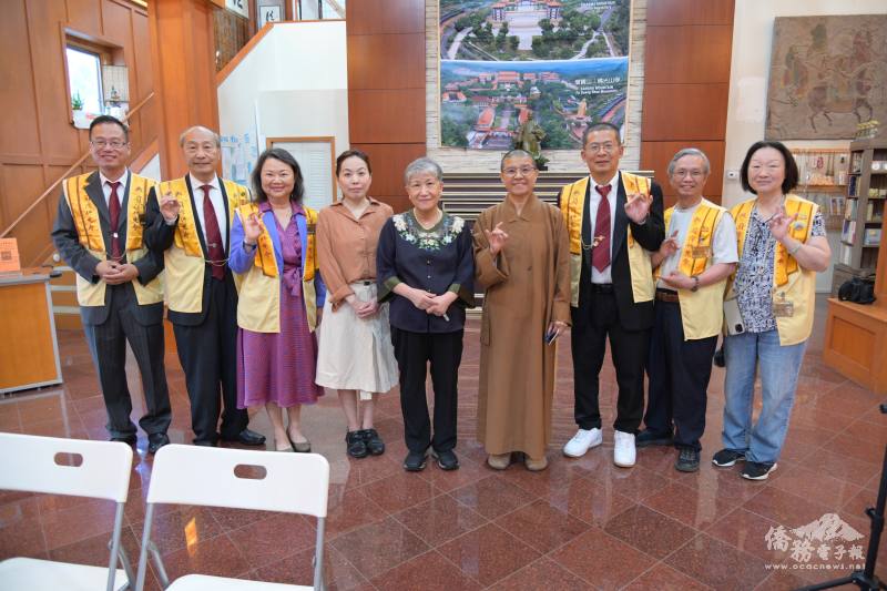 洪蘭 (中)、陳怡珍 (左四)、王克英 (左一)、永瀚法師(右四)、佛光山督導周邁平(左二)、佛光山督導黃于紋(左三) 與佛光人合影