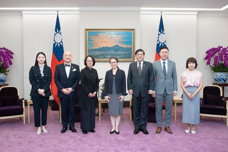 副總統與訪賓合影