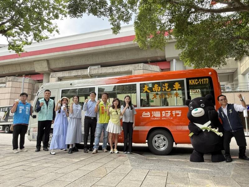 台北市政府觀光傳播局今年推出「台灣好行3.0」主視覺，以溫暖亮眼的橘色展現活力，23日公布北投-竹子湖線小9公車全新造型，也宣布6款優惠套票24日正式開賣。（台北市觀傳局提供）