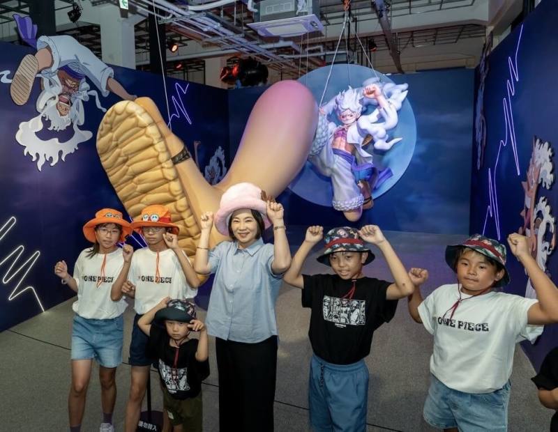 「大航海時代！亞洲巡迴展」在屏菸1936文化基地登場，共劃分成16個展區，神還原經典篇章及場景，屏東縣長周春米（右3）到場與孩童同樂。（屏東縣政府文化處提供）
