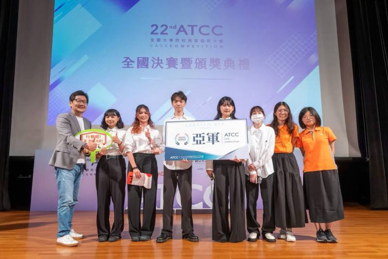 中山醫學大學、國立台灣師範大學與銘傳大學學生組跨校團隊Espresso，以「青銀共好」核心，提出結合行動酒吧與活動設計創新企劃，獲ATCC全國大專院校商業個案大賽亞軍。左1為邁肯行銷傳播董事長張志浩。（中山醫大提供）