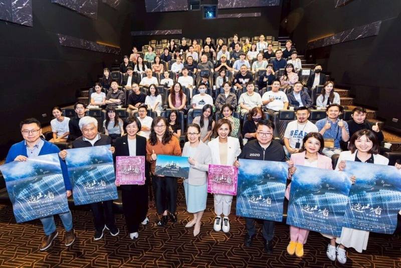 紀錄片「造山者－世紀的賭注」上映以來熱潮持續延燒，副總統蕭美琴（前左5）日前也到場觀影，特別感謝導演蕭菊貞（前左4）記錄這段「改變台灣命運的歷史」。（蘇巧慧委員辦公室提供）