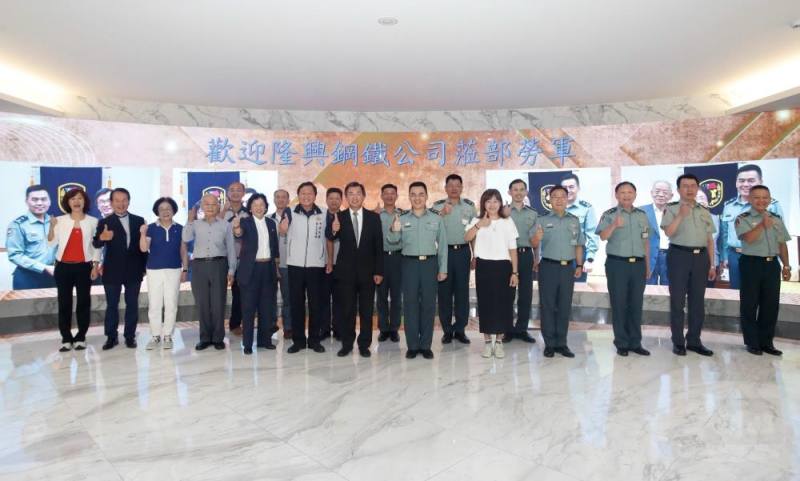 隆興鋼鐵公司王董事長率敬軍團慰訪陸軍司令部。（陸軍司令部提供）
