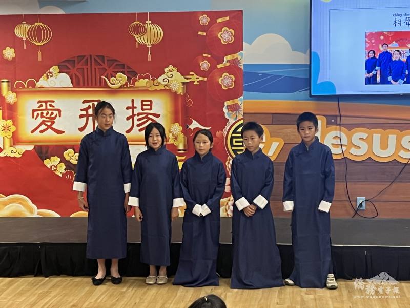 相聲組表演獲得極大的掌聲