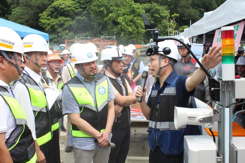 洪部長聽取業者說明高溫警示系統