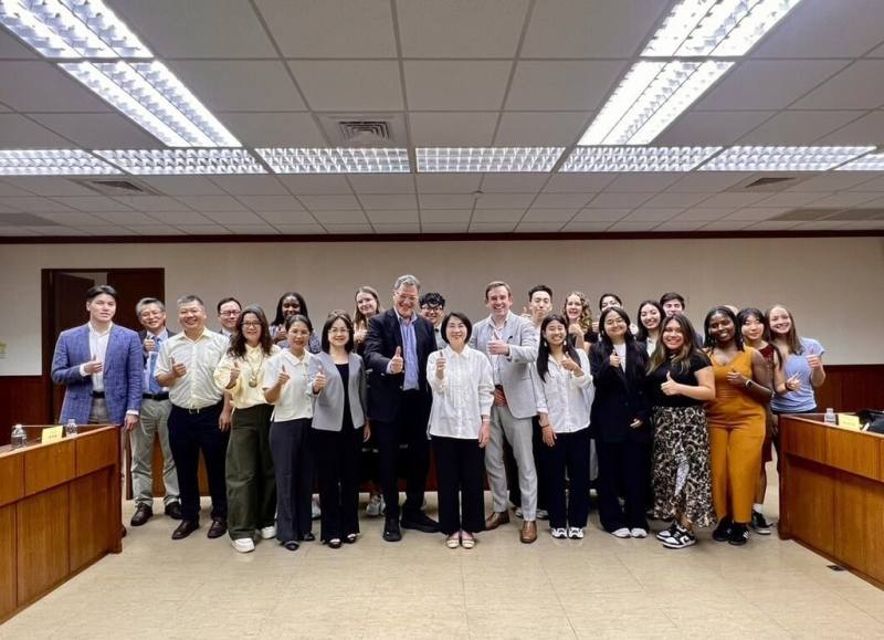 美國史丹佛大學教授與學生們組成訪問團，23日拜會屏東縣長周春米（前左5），雙方聚焦能源永續、台灣民主及太空發展等面向交流。（屏東縣政府提供）