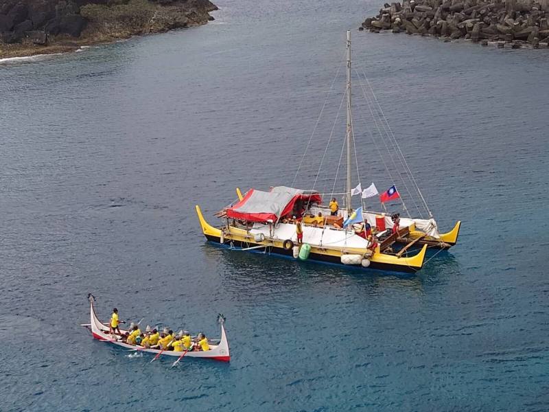 帛琉船「無私分享號」在蘭嶼雅美（達悟）族拼板舟的伴航下進入開元舊港