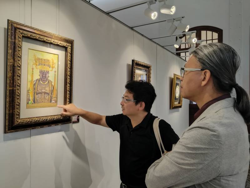 竹美館葉于正館長(左)親自為工藝中心陳殿禮主任(右)導覽解說