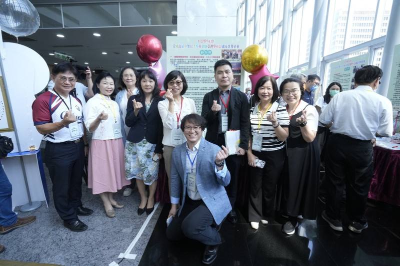 教育部國教署主任秘書張永傑與衛福部國健署副署長賈淑麗參觀22縣市教育局(處）及各健康議題成果攤位